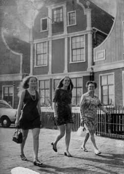 17.   1969. Brigitte, Agnes en moeder