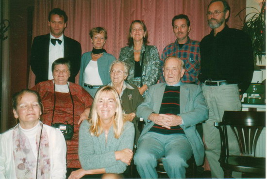 19.   2002.   Staand: Guus, Li, Agnes, Nico, Ko.  Zittend: Gea, moeder, vader, Brigitte en Riet.
