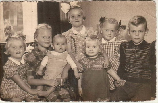7.  1954. Vlnr: Agnes (3), Gea (9), Guus (1), Riet (5), Brigitte (2½), Li (4) en Ko (7)