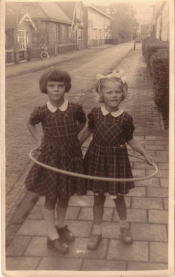 4.      1957.  Brigitte en Agnes.