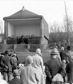 6.  Hoeden bij de muziektent in het Koogerpark